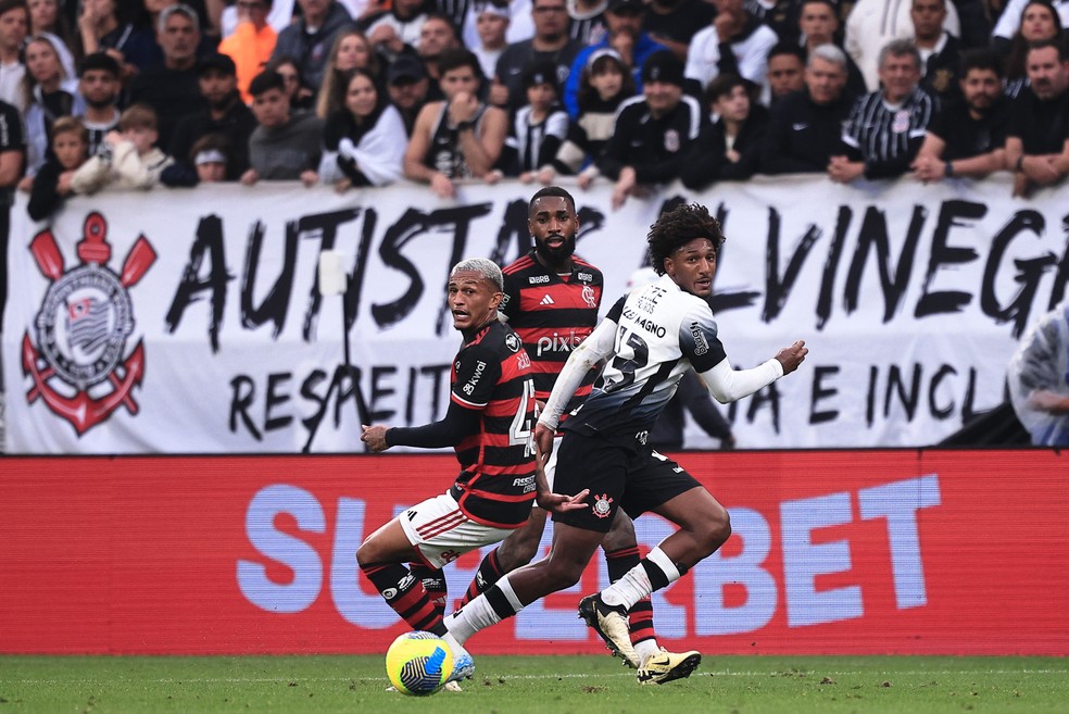 Wesley durante o jogo entre Corinthias e Flamengo — Foto: Ettore Chiereguini/AGIF