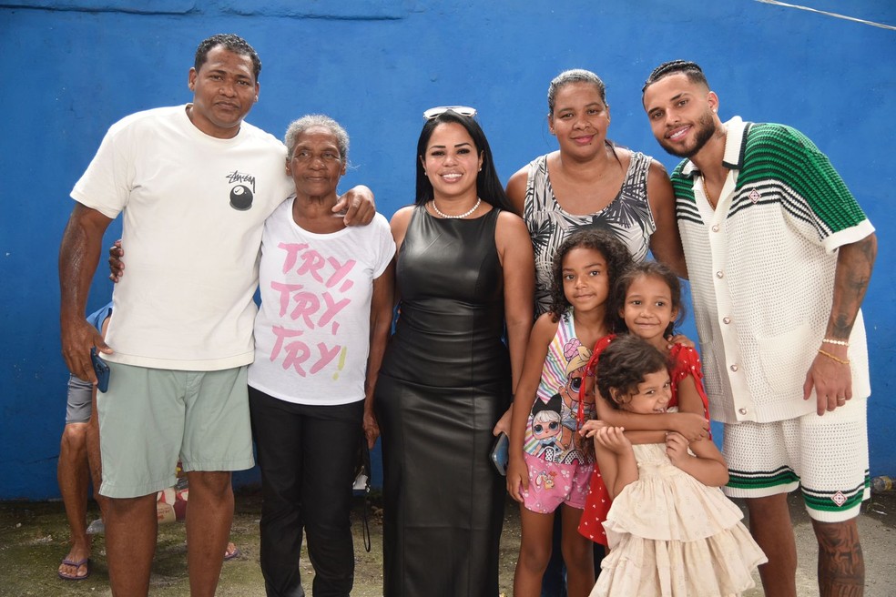 Alexsander, ex-Fluminense, promove evento de Natal em comunidade no Rio de Janeiro — Foto: Reprodução