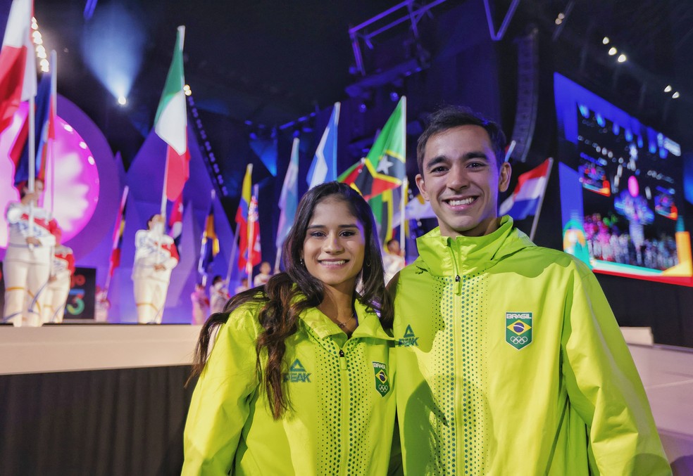 Nicole Pircio e Hugo Calderano, os porta-bandeiras do Brasil — Foto: Wander Roberto/COB