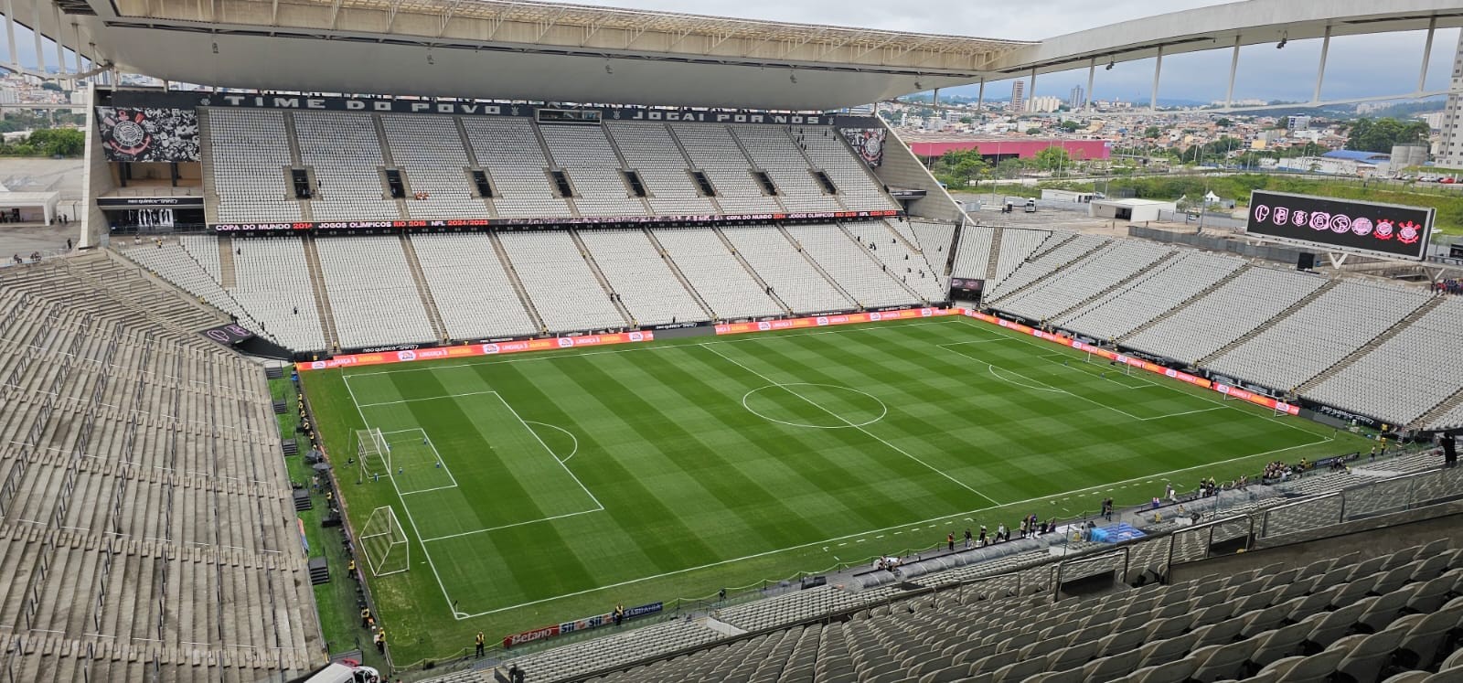 Corinthians treina na arena para adaptação ao novo gramado antes do jogo contra o Remo