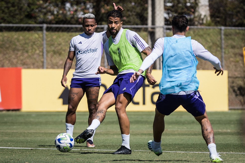 João Marcelo durante treino com elenco do Cruzeiro — Foto: Gustavo Aleixo/Cruzeiro