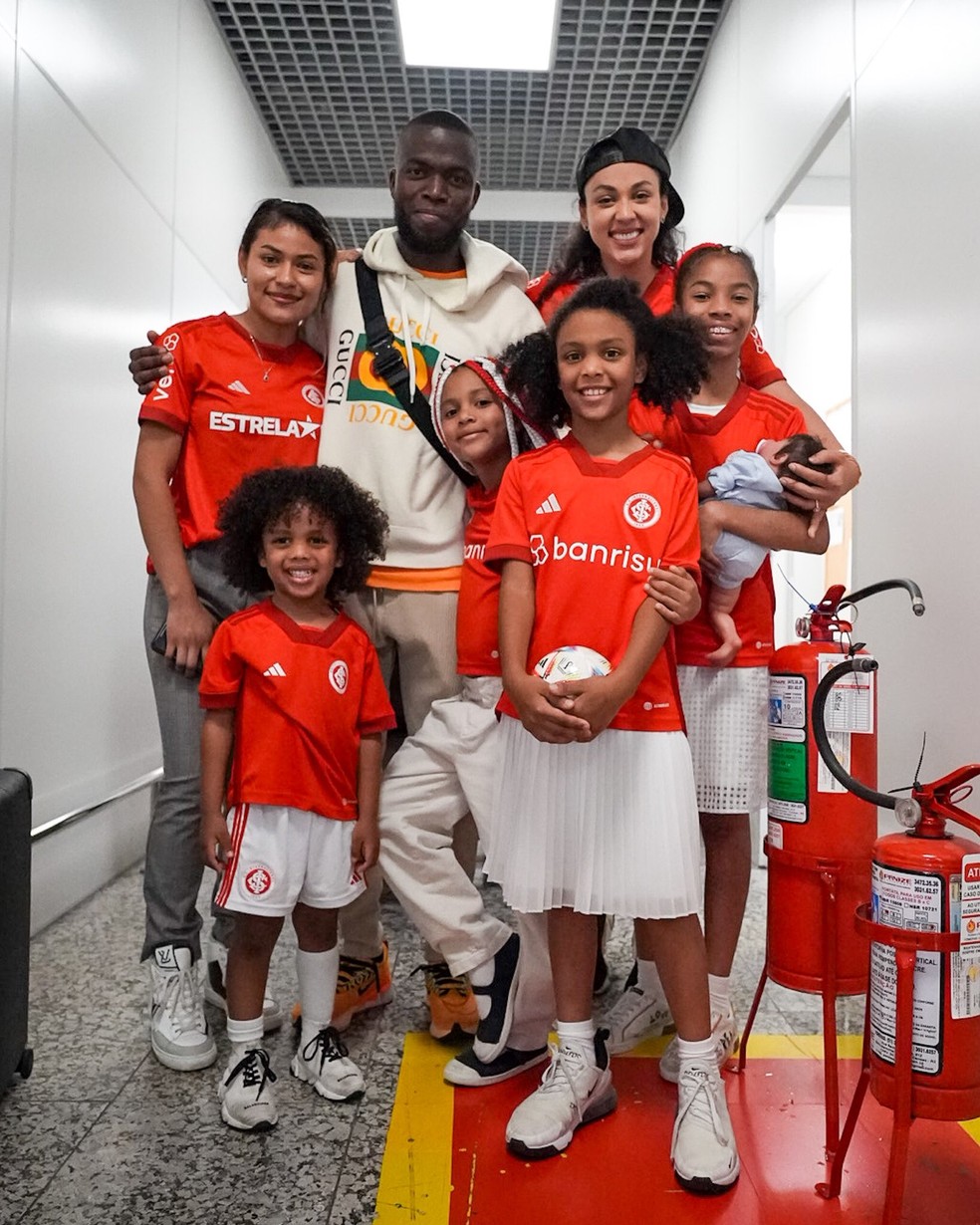 Enner Valencia desembarcou com a famÃ­lia em Porto Alegre â Foto: DivugalÃ§Ã£o Internacional