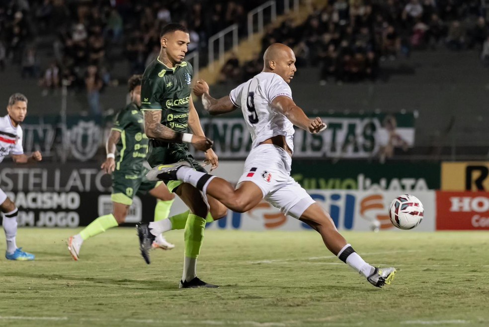 Quirino tenta chute durante Maringá x Santa Cruz — jogar sem centroavante
