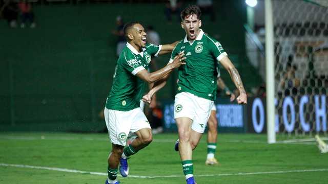 Lucas Rodrigues comemora gol do Goiás contra o São Bernardo
