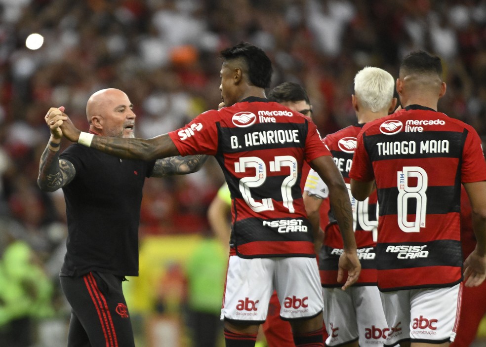 Jorge Sampaoli comemora um gol com Bruno Henrique