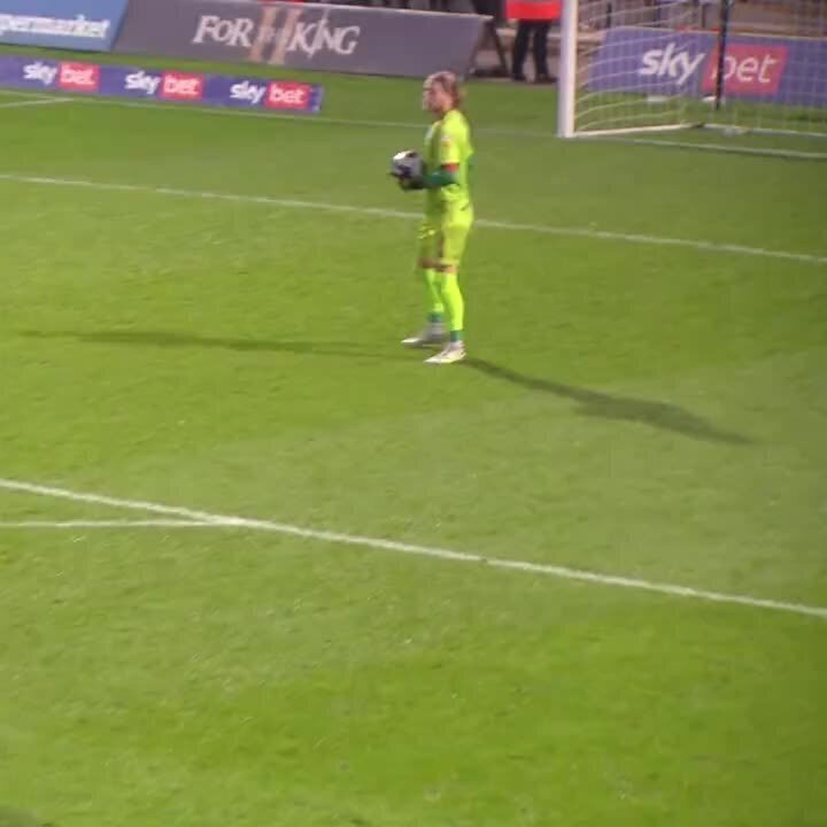 Goleiro Fica No Gol Durante a Partida De Futebol à Noite. Jogo De Futebol  Inglês Em Pequeno Estádio. Conceito De Esporte. Tiroteio Video Estoque -  Vídeo de objetivo, verde: 276774865