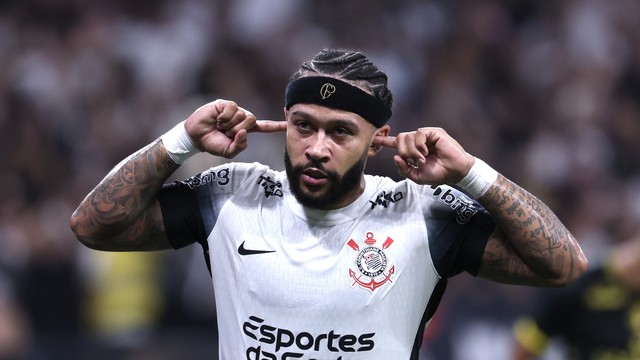 Memphis Depay comemora gol do Corinthians contra o São Bernardo