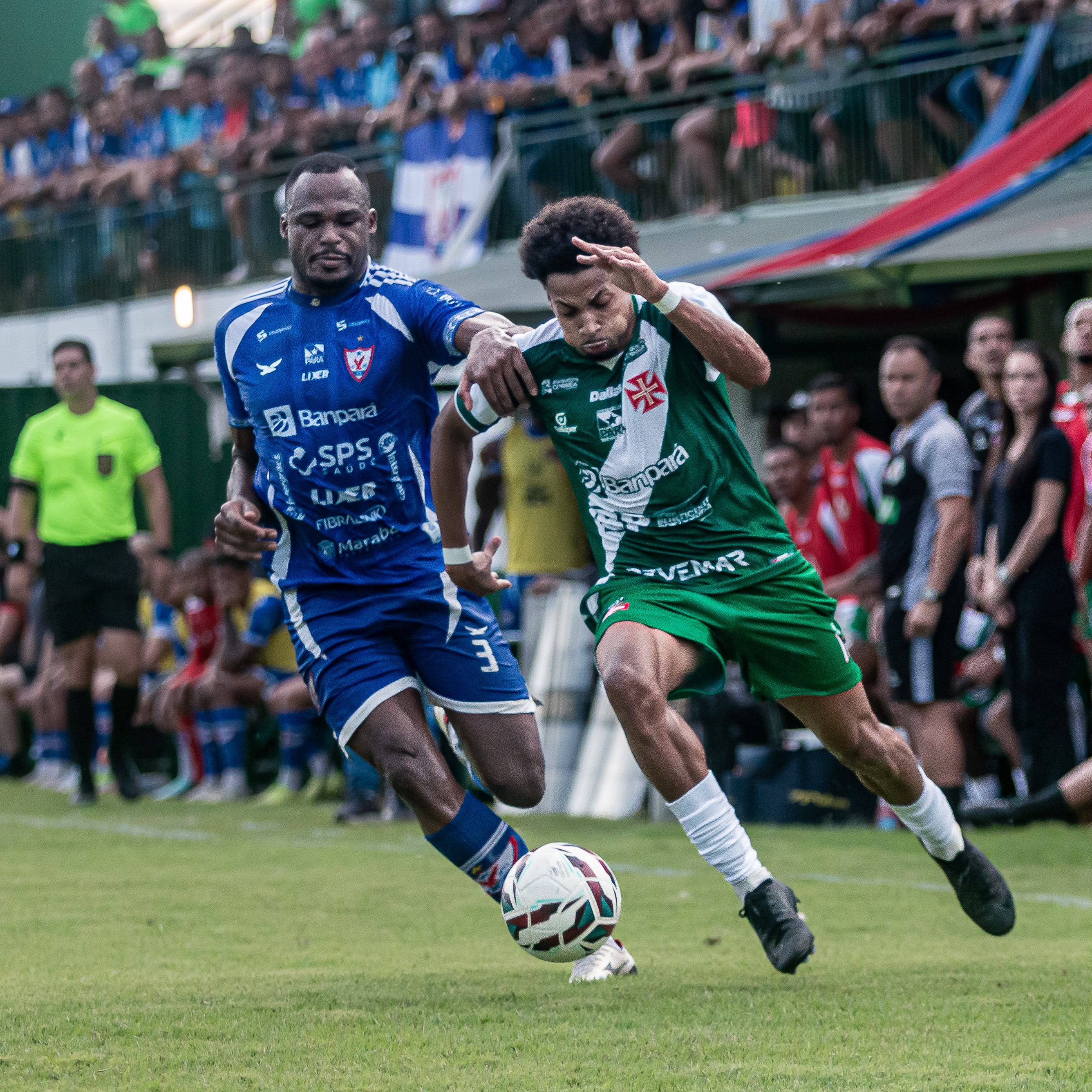 Atletas em campo durante partida profissional de futebol