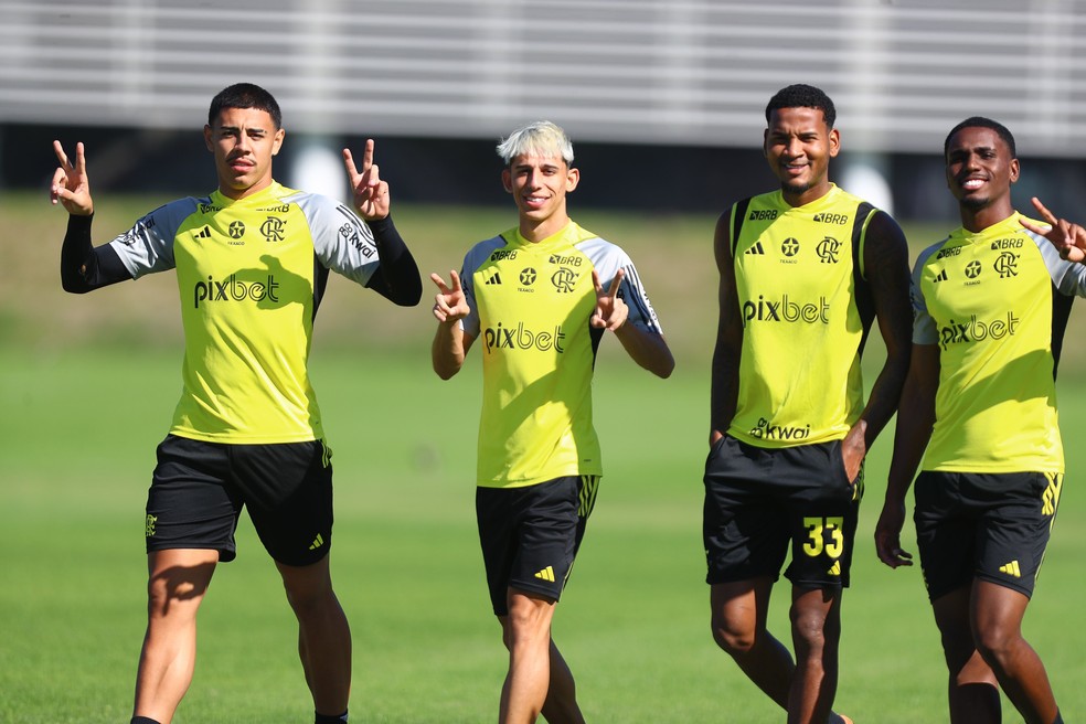 Garotos Iago, Werton, Rayan Lucas e Evertton Araújo em treino do profissional