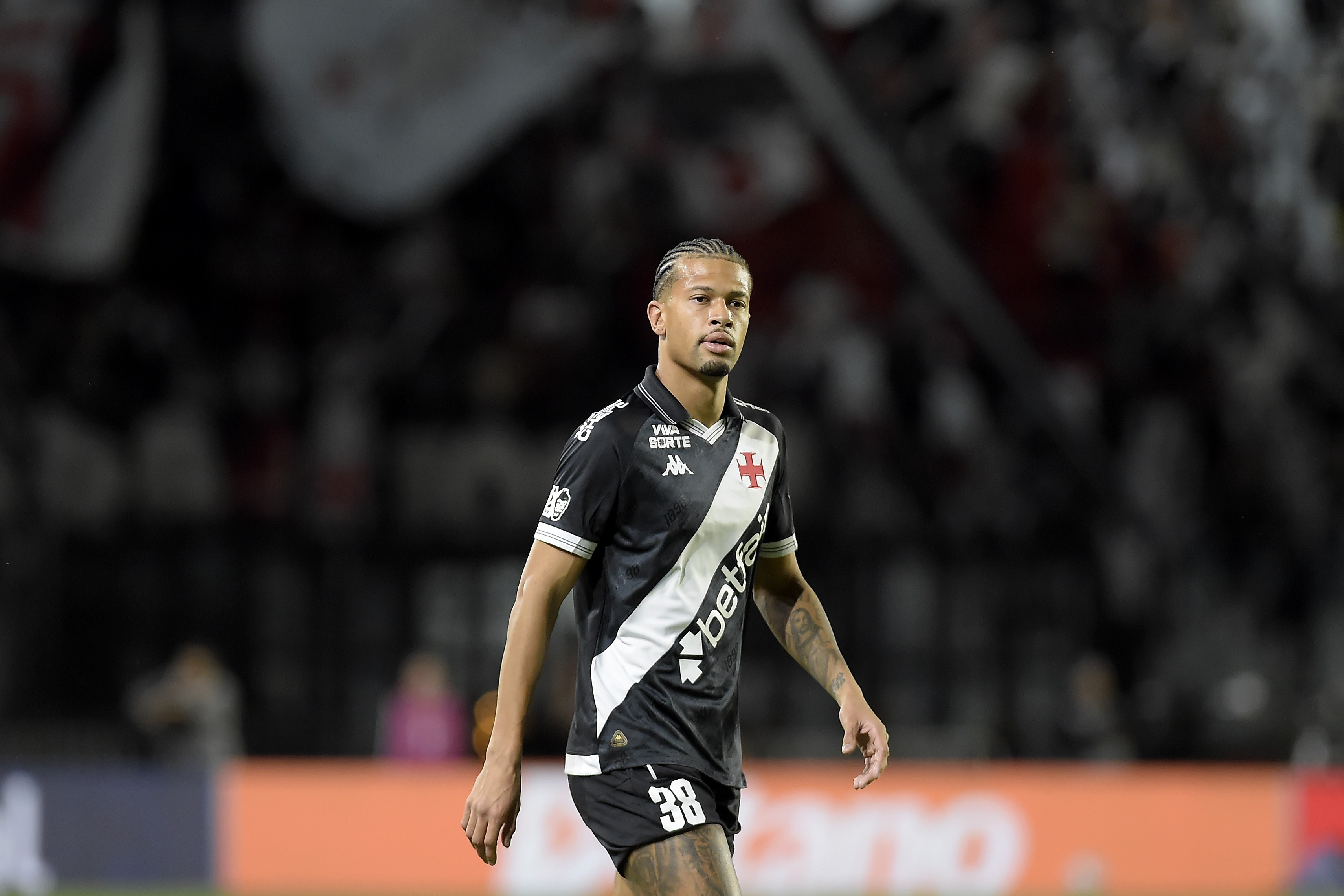 Diniz pondera críticas, mas defende permanência de João Victor no Vasco: 