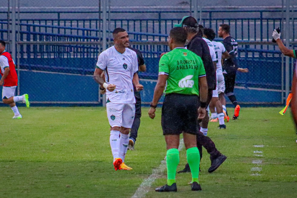 Ibiapino comemora gol da vitória diante do Manauara — Foto: Fernando Vasconcelos