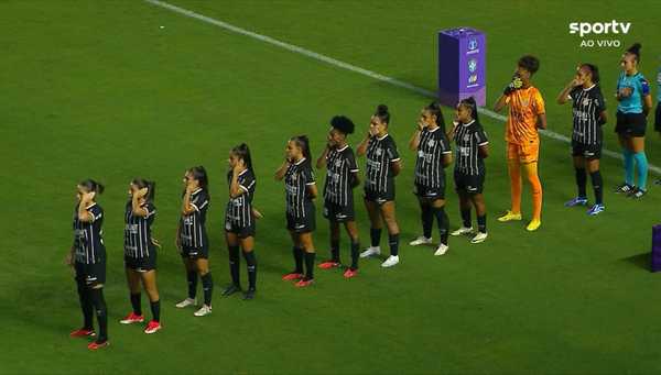 Jogadoras do Corinthians protestam antes de clássico contra o Santos