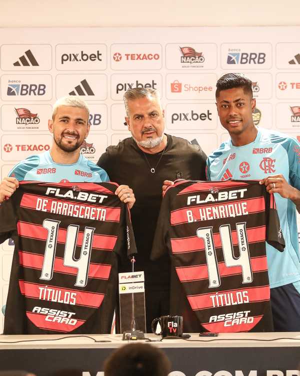 ÍDOLOS! Arrascaeta e Bruno Henrique são homenageados por conquistas no Flamengo