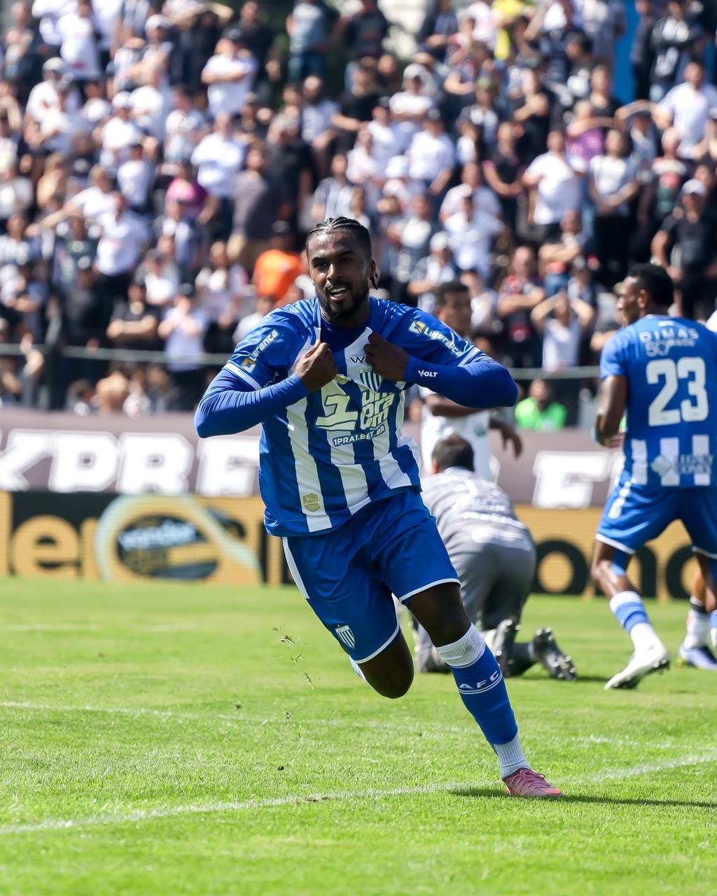 Lateral salva no fim e vira o terceiro artilheiro do Avaí no ano: "Só pensei em chutar"