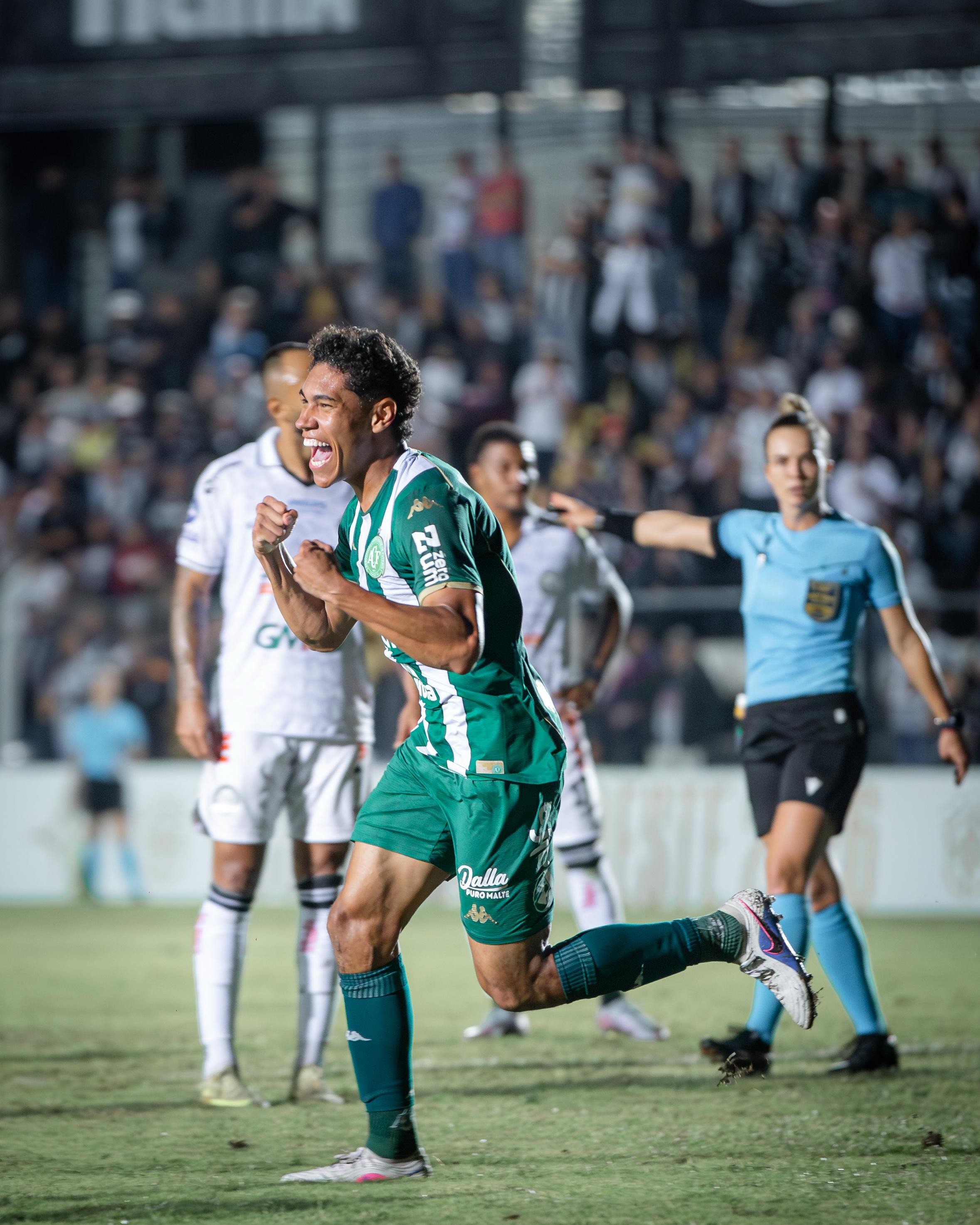 Na Chapecoense desde 2025, volante comemora primeiro gol após lesão grave