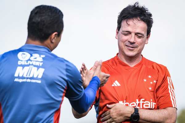 Demitido pelo Cruzeiro, Diniz se despede e interino comanda treino na Toca.
