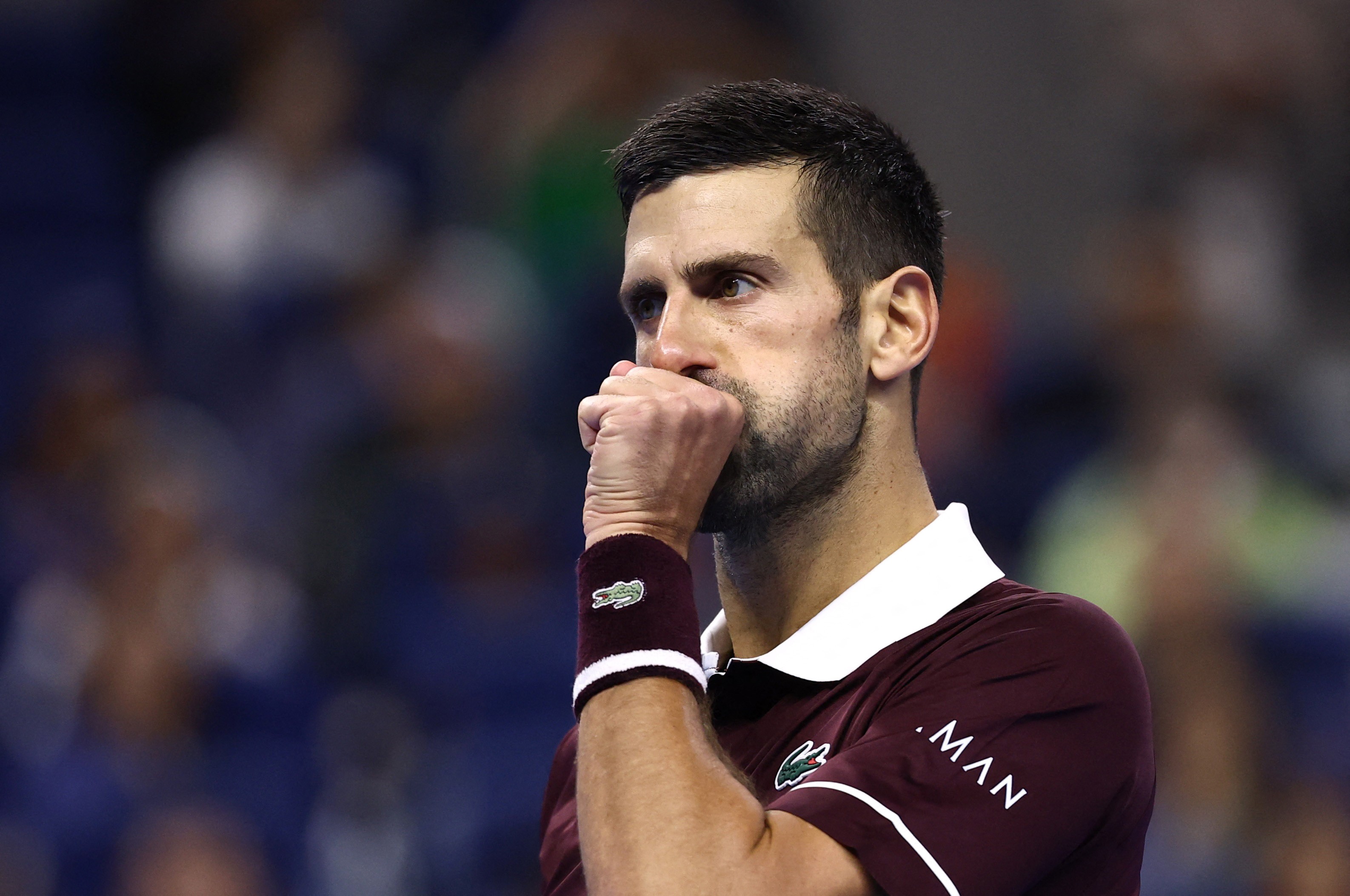Medvedev acerta bolada em torcedor e é desclassificado; Djokovic vai à final de Pequim