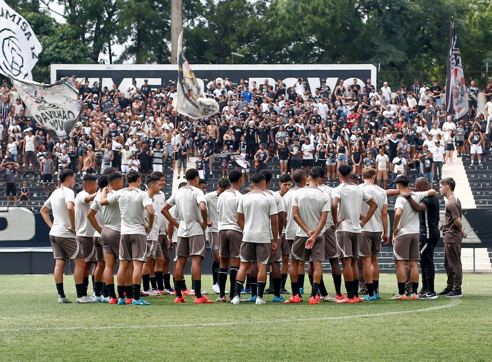 Jogadores do Corinthians participam de treino aberto no Parque São Jorge