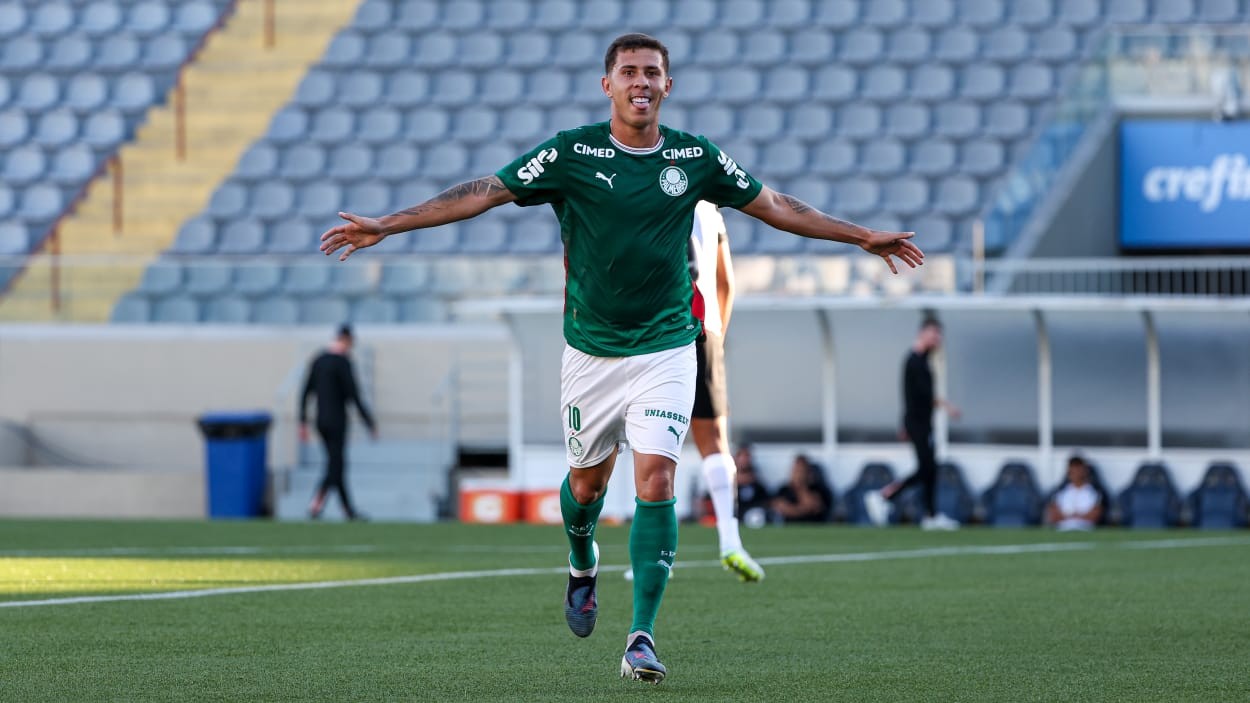 NOVA JOIA! Cria da base brilha com golaço do meio de campo em clássico do Brasileirão sub-20
