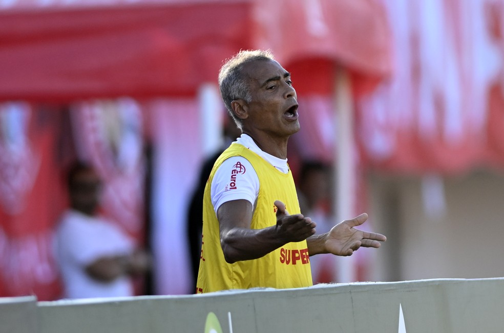 Romário levou cartão amarelo por reclamação — Foto: André Durão