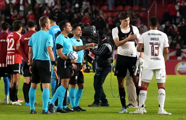 Danilo deixa jogador do Estudiantes no vácuo após entrada dura em Bruno Henrique