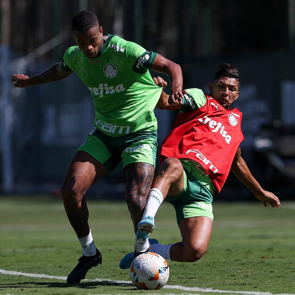 Caio Paulista e Rony disputam bola em treino do Palmeiras — Foto: Cesar Greco/Palmeiras
