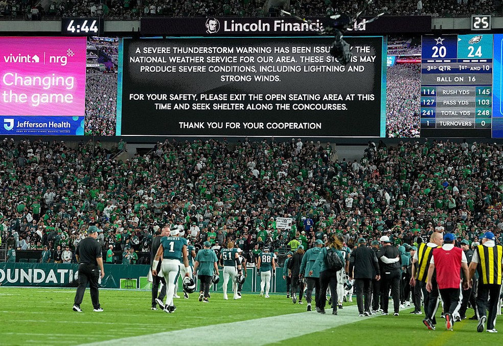 Jogo entre Philadelphia Eagles e Dallas Cowboys é interrompido por alerta climático — Foto: Mitchell Leff/Getty Images