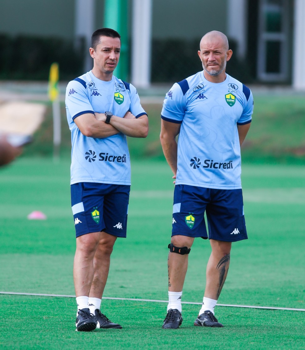 Eduardo Barros e Nei Silva em treinamento do Cuiabá — Foto: AssCom Dourado