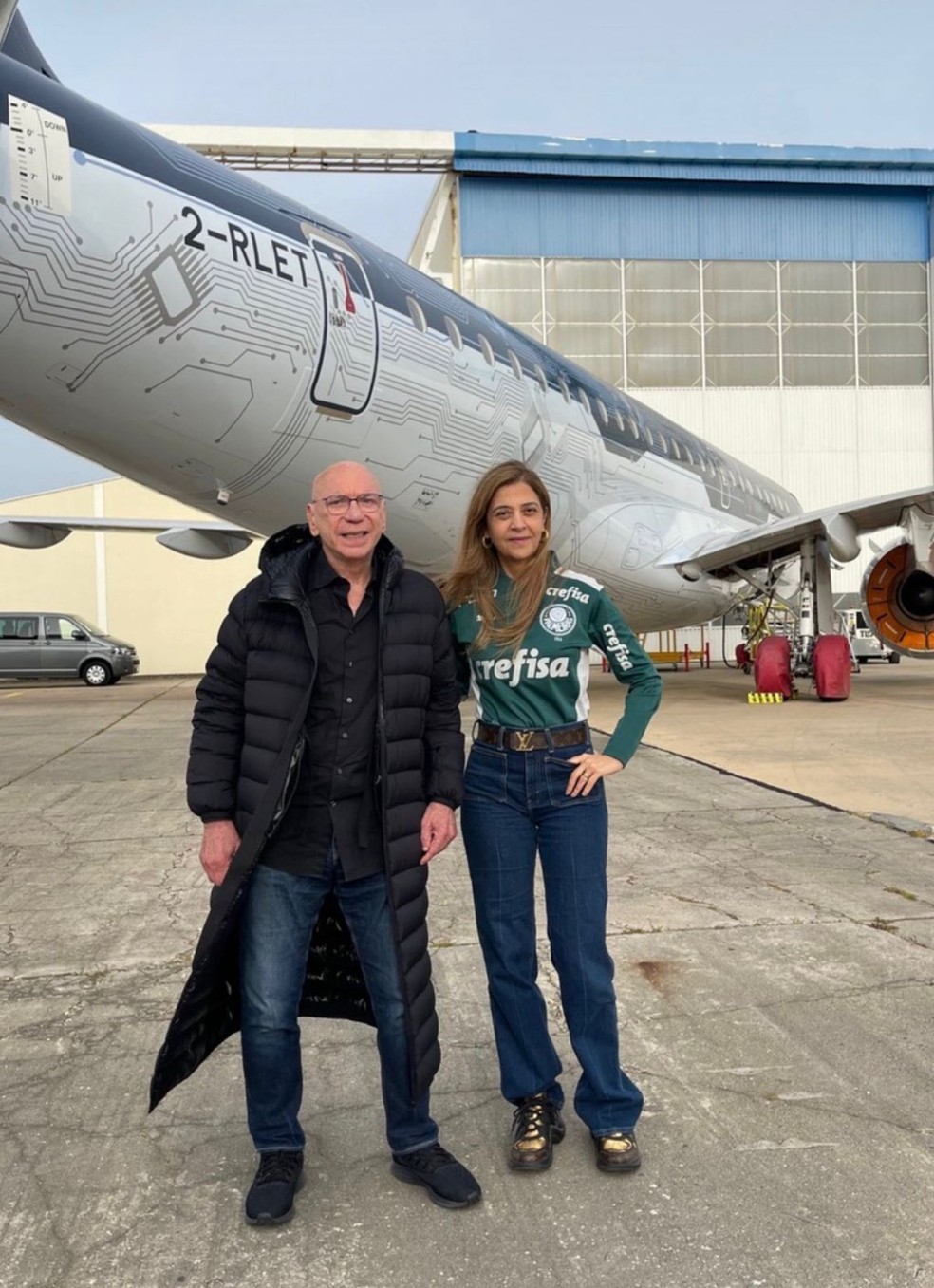 Jos� Roberto Lamacchia e Leila Pereira com o avi�o comprado para uso do Palmeiras � Foto: Reprodu��o/Instagram