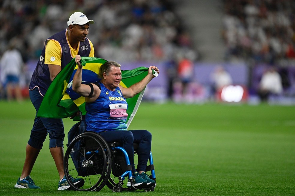 Beth Gomes comemora medalha no lançamento de disco F53 — Foto: CPB