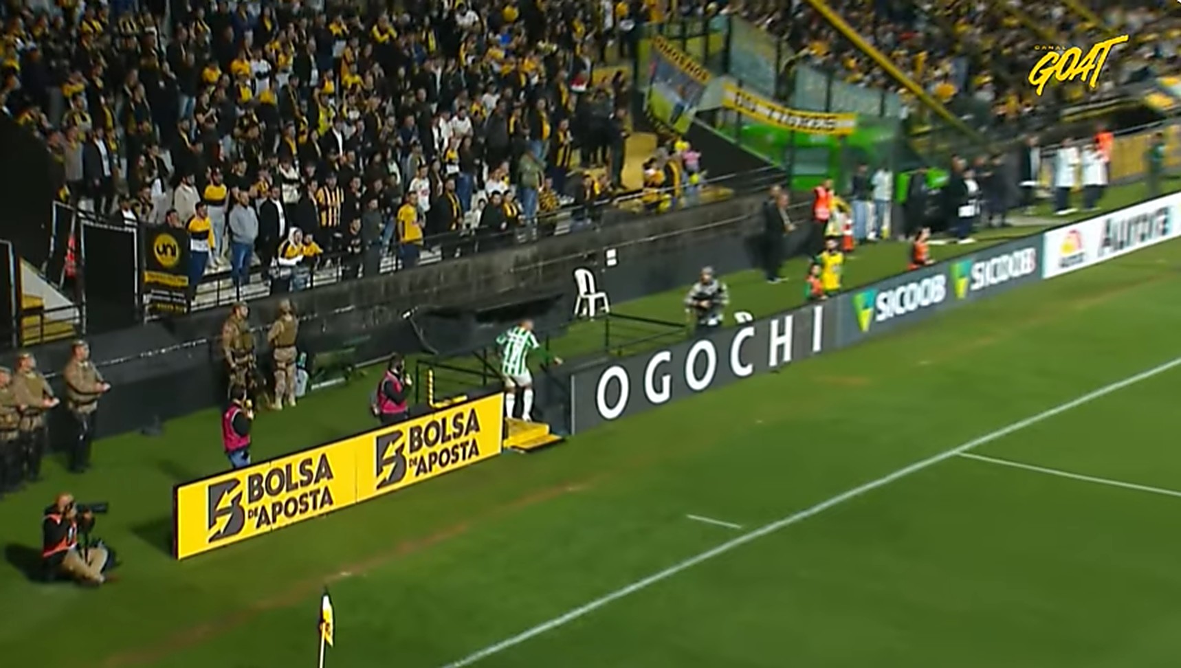 Zagueiro vai ao banheiro, volta antes de substituição e marca gol na vitória do Juventude; entenda