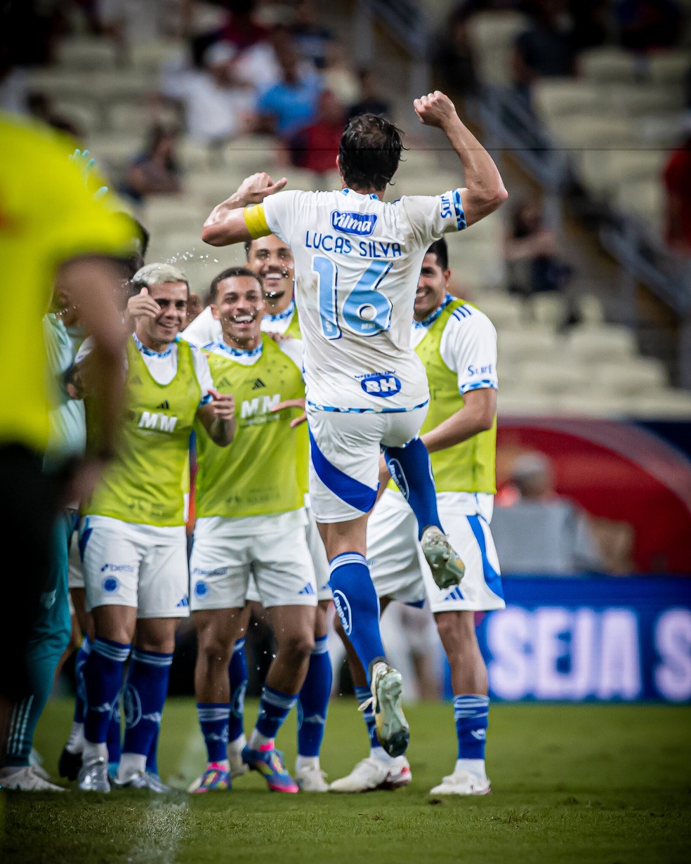 Lucas Silva comemora gol com jogadores do Cruzeiro — Foto: Gustavo Aleixo/ Cruzeiro