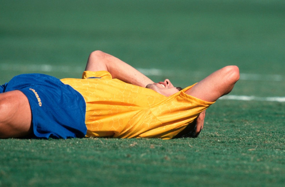 Andrés Escobar lamenta gol contra em Estados Unidos x Colômbia, na Copa do Mundo de 1994 — Foto: Michael Kunkel/Bongarts/Getty Images