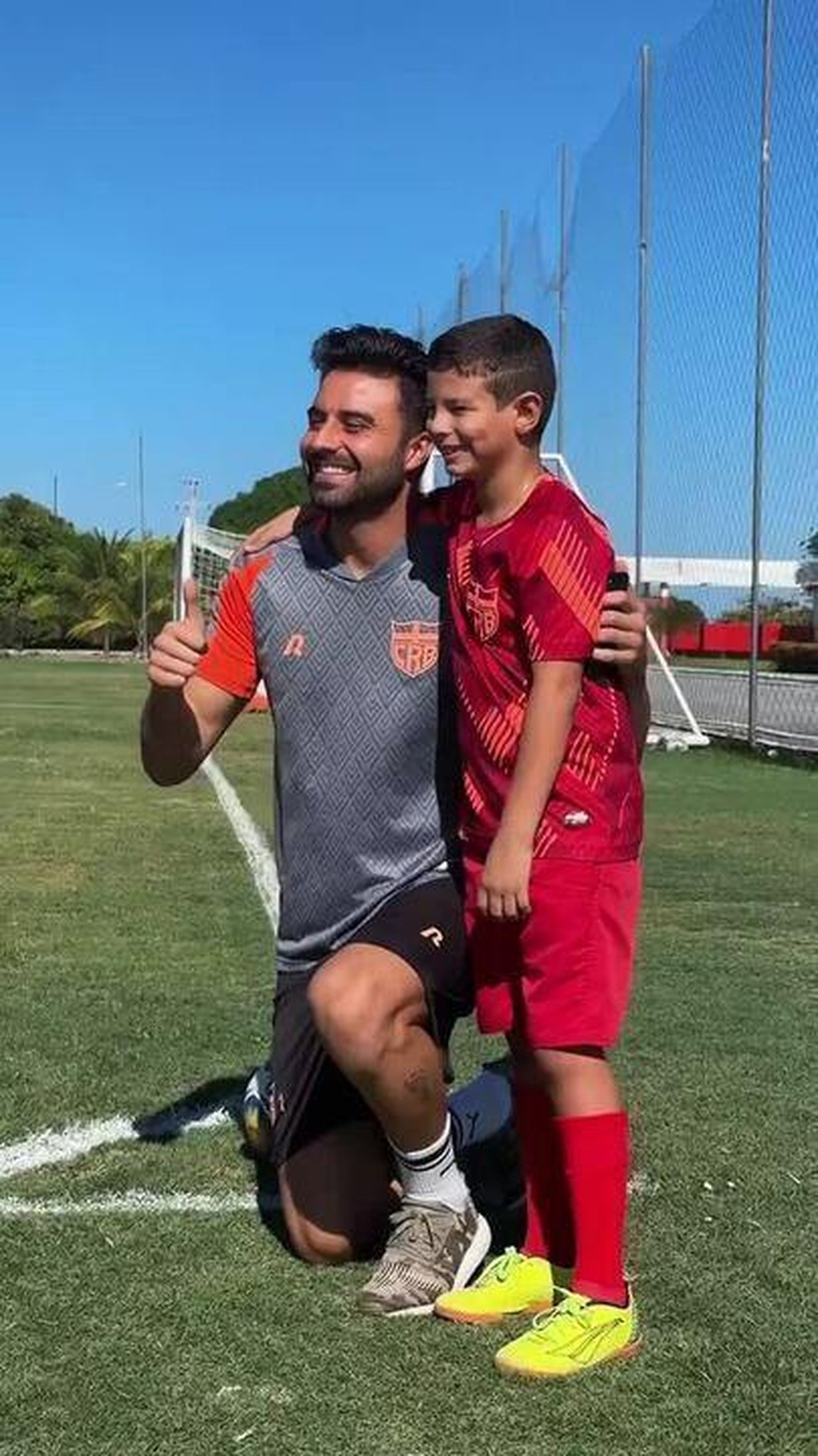 Vídeo: garoto Matheus encontra goleiro do CRB no CT depois de se ...