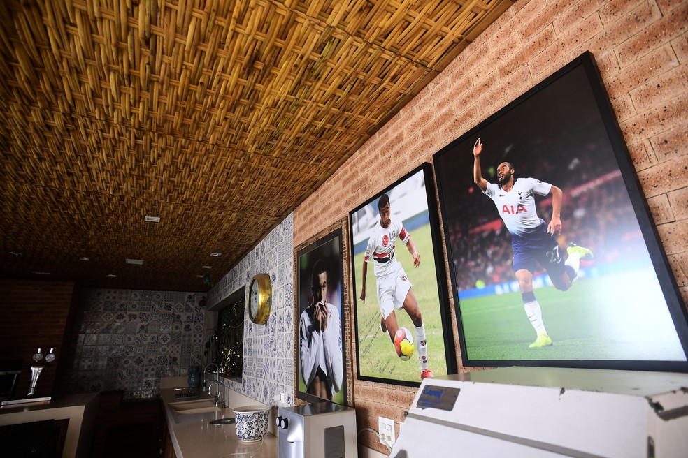 Fotos da Lucas Moura em mansão avaliada em R$ 15 milhões — Foto: Marcos Ribolli