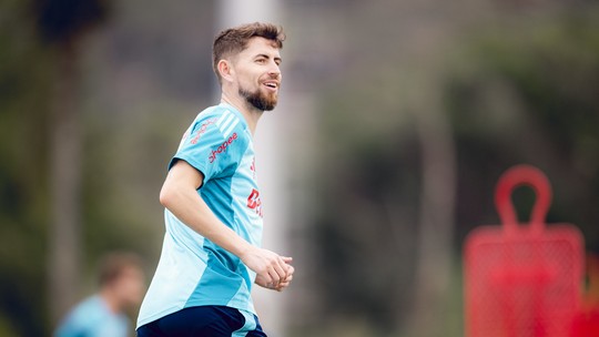 Quem volta para Flamengo x Estudiantes? Filipe Luís terá reforços, mas dupla titular deve continuar fora - Bruno Henrique e Varela devem voltar aos relacionados na quinta-feira pela Libertadores