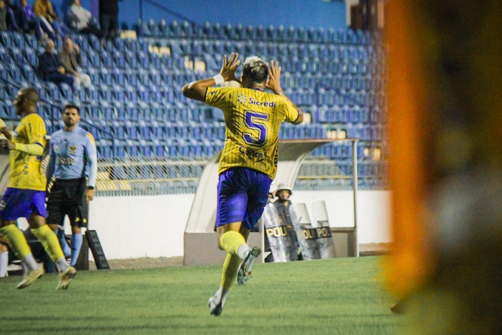 Pedro favela comemora o gol com a camisa do São José — Foto: Rod Fotos / Agência NTZ