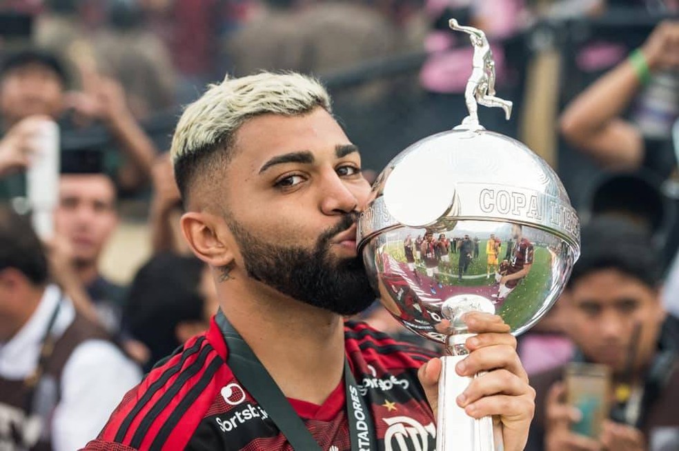 Gabigol beija a taça da Libertadores de 2019 — Foto: Alexandre Vidal/Flamengo
