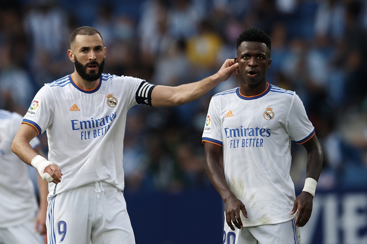 Benzema é eleito o melhor jogador do mundo; Vini Jr. é melhor