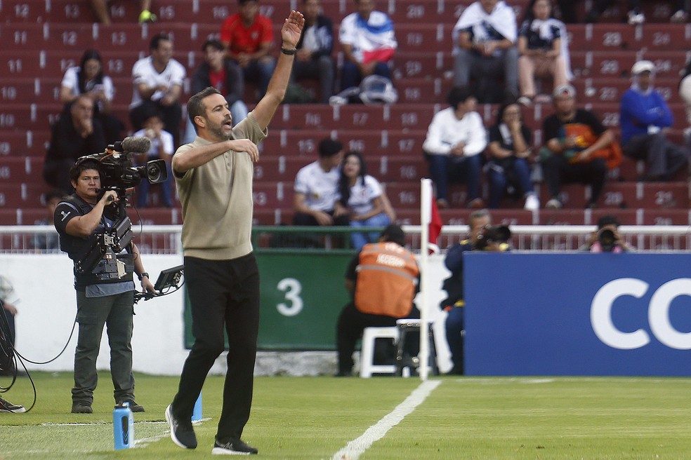 Artur Jorge em LDU x Botafogo — Foto: Vítor Silva/Botafogo