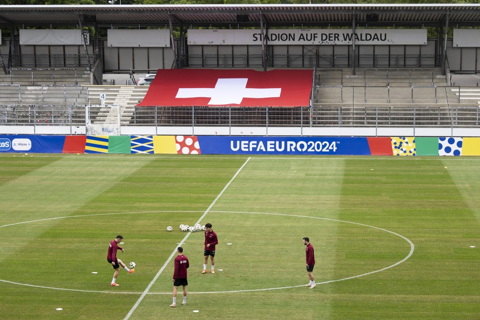 Treino da Suíça antes de encarar a Hungria na Euro — Foto: Peter Klaunzer/EFE