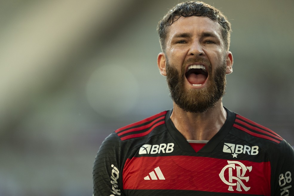 Leo Pereira comemora gol do Flamengo contra o Madureira — Foto: Jorge Rodrigues/AGIF
