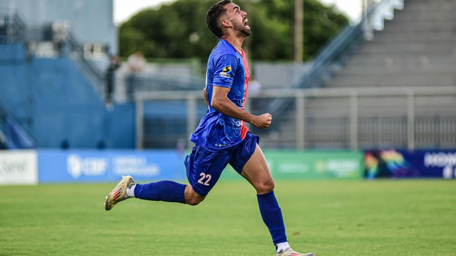 Felipe marcou dois gols na vit&oacute;ria do Parintins