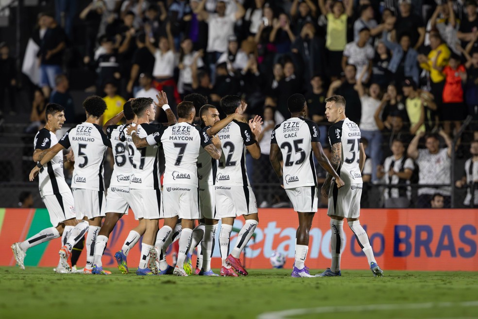 Jogadores comemoram o gol de Héctor Hernández diante do Novorizontino — Foto: Joisel Amaral/AGIF