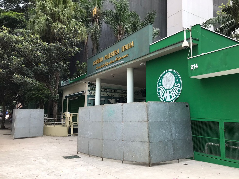 Palmeiras cercou sede social com tapumes em dia de jogo do São Paulo no Allianz Parque — Foto: Felipe Zito