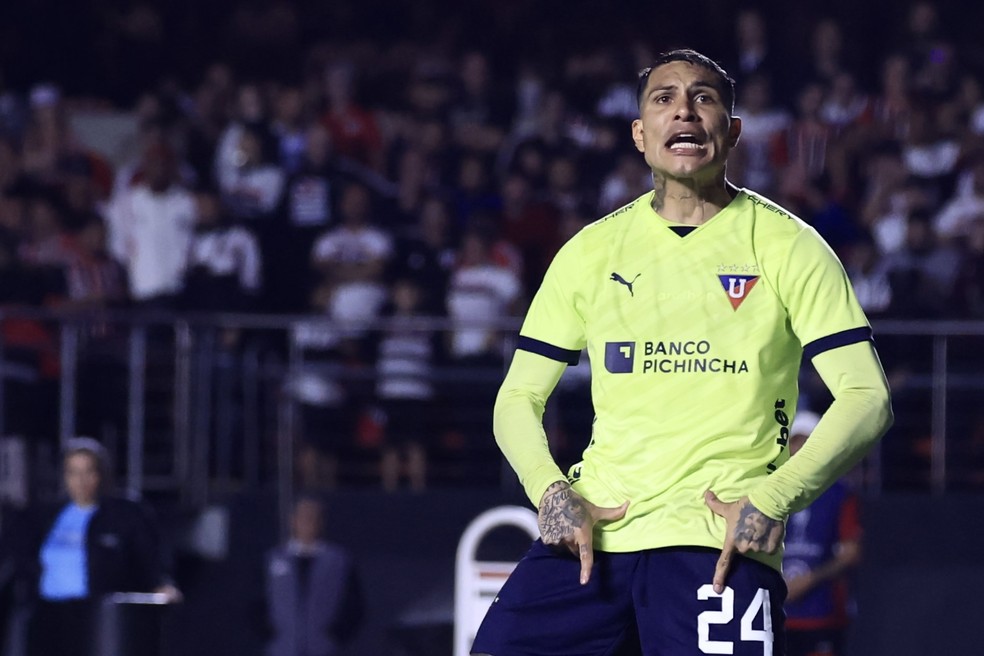 Paolo Guerrero, da LDU, provoca a torcida do São Paulo no Morumbi — Foto: Marcello Zambrana/AGIF