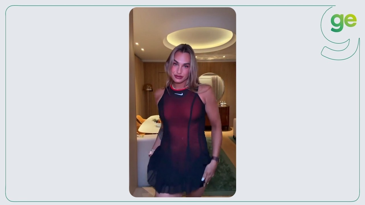 Sabalenka troca quadra por passarela e surpreende em desfile em Milão