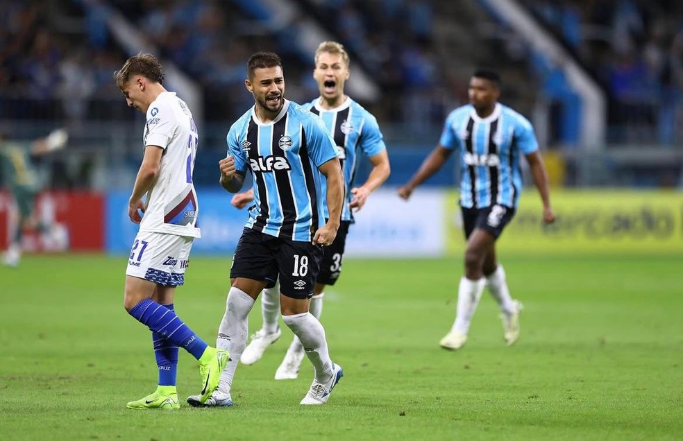 João Pedro comemora gol do Grêmio contra o Godoy Cruz