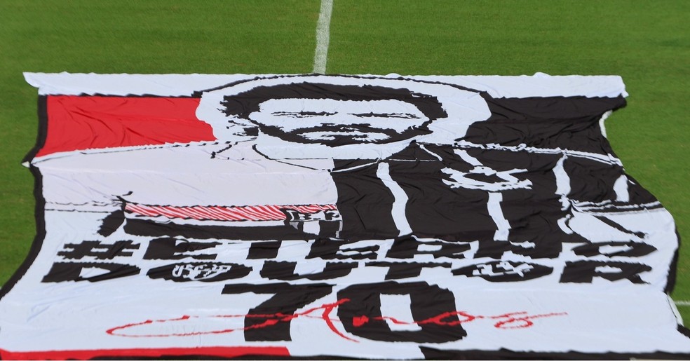 Bandeirão que será exibido no jogo entre Botafogo-SP e Corinthians em homenagem a Sócrates — Foto: Divulgação/Botafogo-SP