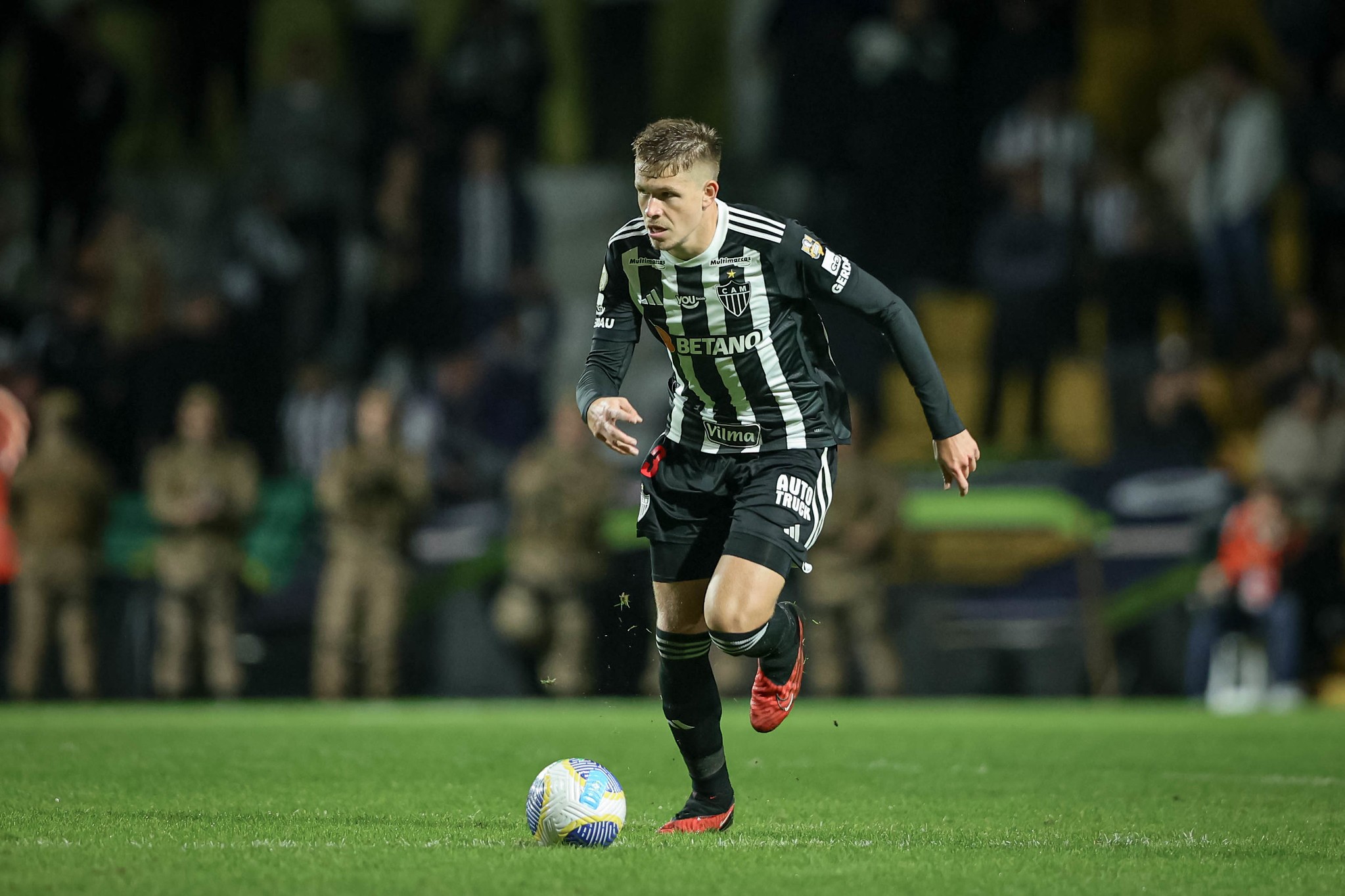 Galo e Palmeiras avançam em troca de Fuchs por Caio Paulista